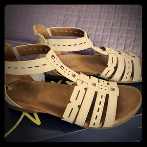 Natural Soul sandals size 9.5 (39.5)